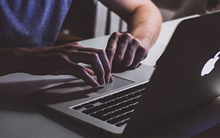 实时开奖结果-半场两双！杨瀚森打得挺开心 离场前对着球迷微微一笑